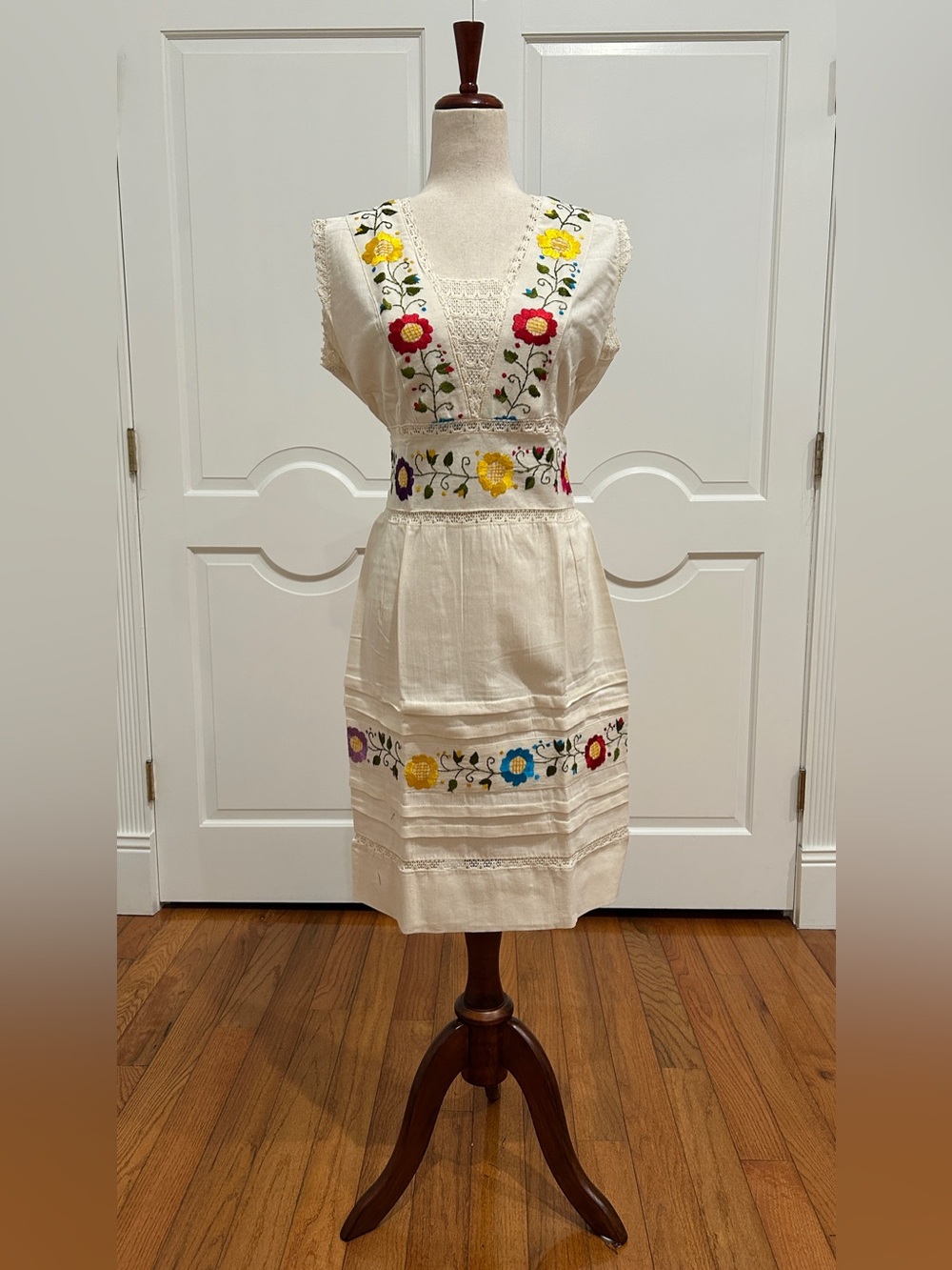 Mexican embroidered dress, hand Embroidered with silk threads.